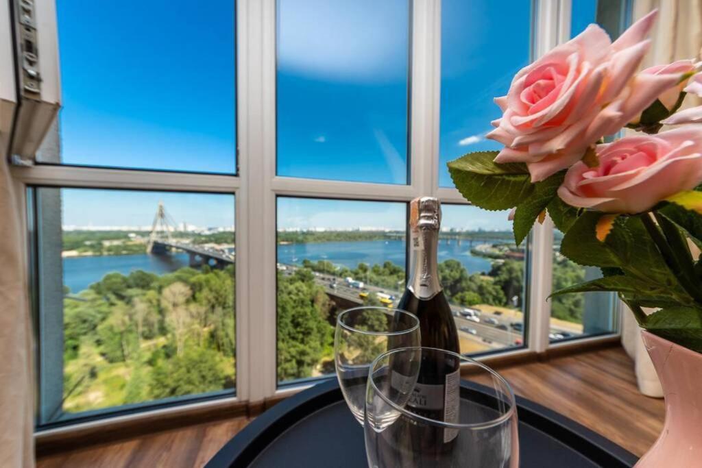 Apartments With Crazy Panoramic View Of The Dniepr Киев Екстериор снимка