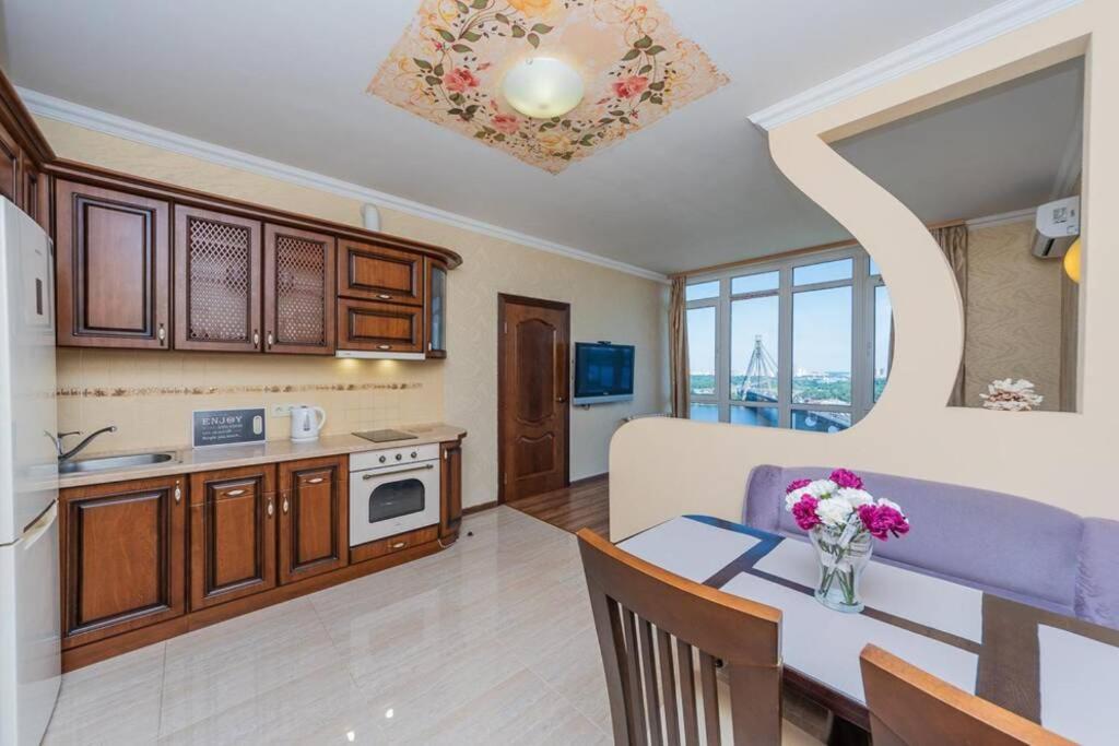 Apartments With Crazy Panoramic View Of The Dniepr Киев Екстериор снимка