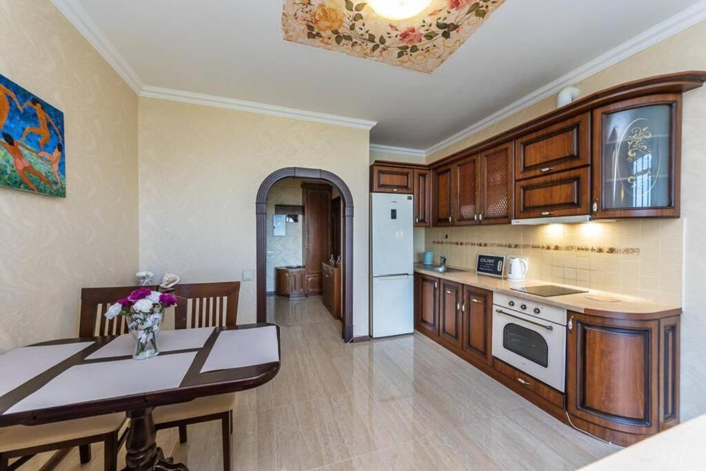 Apartments With Crazy Panoramic View Of The Dniepr Киев Екстериор снимка